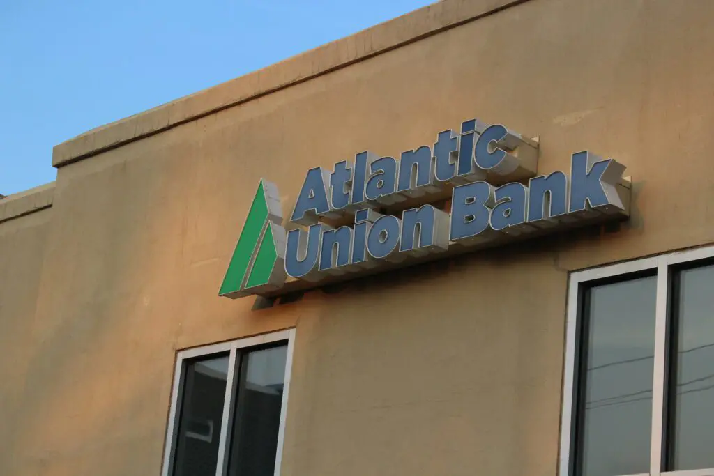 Virginia community banks Atlantic Union and American National announce